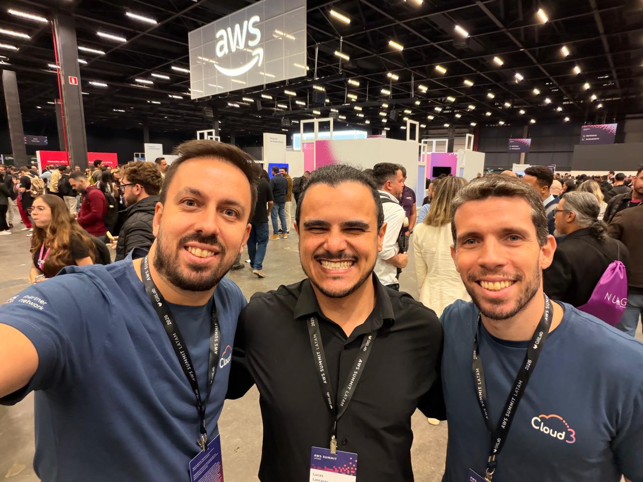 Lucas Lascasas com parceiros no AWS Summit 2026