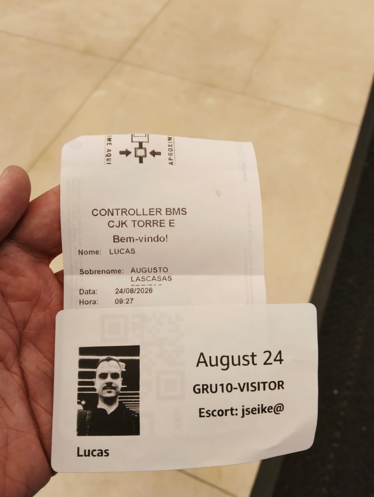 Crachá de visitante de Lucas Lascasas no prédio da AWS